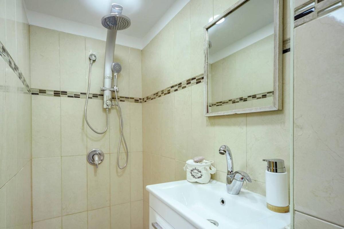 Authentic One bedroom apartment in city center - image 6