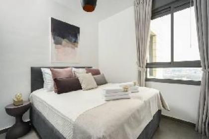 Deluxe 3 bedrooms flat in residential area - image 13