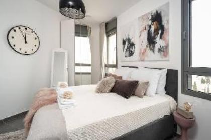 Deluxe 3 bedrooms flat in residential area - image 14