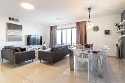 Exceptional 3 Bedroom/Parking in best area of town - image 1