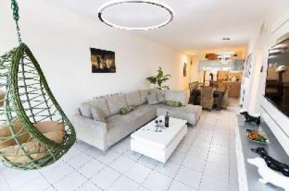 Art Apartment Near Mamila parking/ best Location 1 - image 11