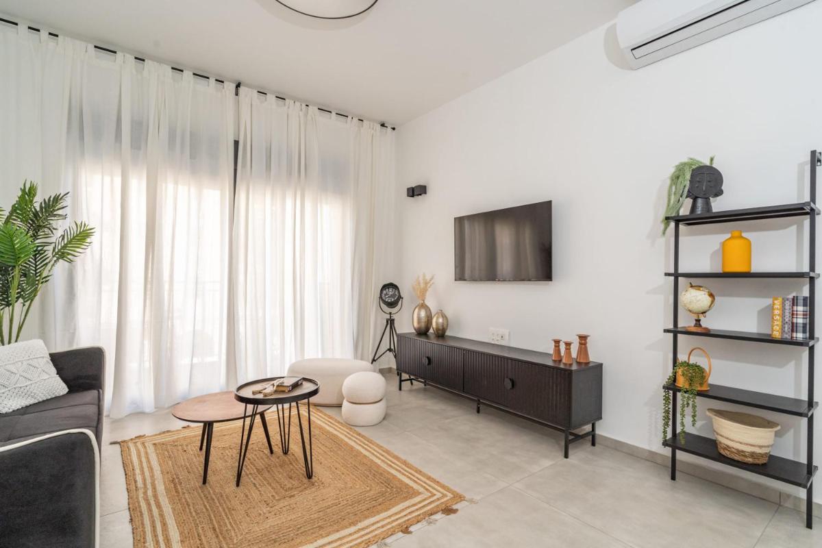 Deluxe 1 Bedrooms Apartment Terrace in City Center - image 5