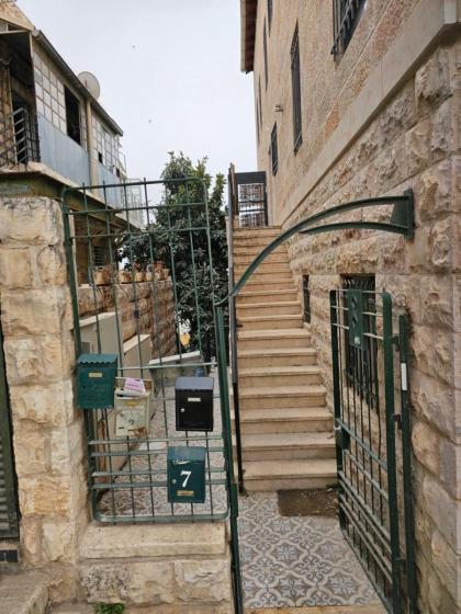 Central Jerusalem apartment - image 4