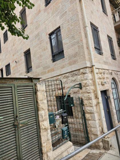 Central Jerusalem apartment - image 5